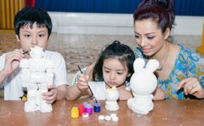 Hai con của Thúy Hằng giao lưu với trẻ mồ côi