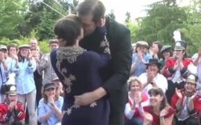 Cư dân mạng lại “chao đảo” với màn hát nhép cầu hôn