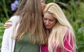 Người đẹp dao kéo hàn gắn quan hệ với mẹ