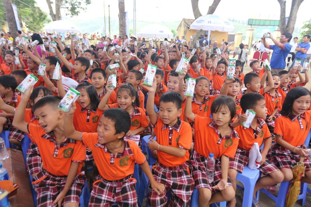 các em học sinh hào hứng khi được chơi các trò chơi vụi nhộn, rước đèn trung thu và uống sữa cùng bạn bè