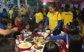 Mâm cơm Tết cho bà con nghèo miền Trung