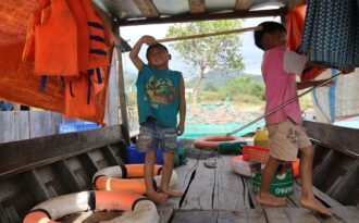 Tết chông chênh giữa lòng hồ thủy điện