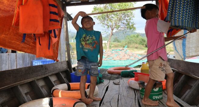 Tết chông chênh giữa lòng hồ thủy điện