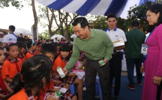 Quỹ Sữa vươn cao Việt Nam và Vinamilk trao 66.000 ly sữa cho trẻ em tỉnh Vĩnh Phúc nhân dịp Tết Trung Thu