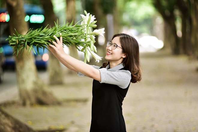 Tháng tư về, hoa loa kèn tinh khôi xuống phố Hà Nội - 17