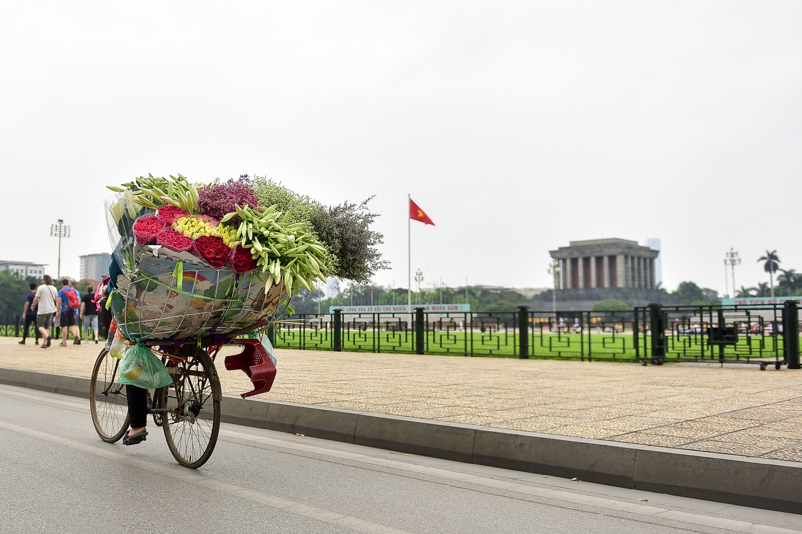 Tháng tư về, hoa loa kèn tinh khôi xuống phố Hà Nội - 20