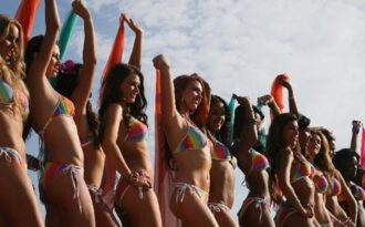 Người đẹp Hoa hậu thế giới diện áo tắm trên đồi cát