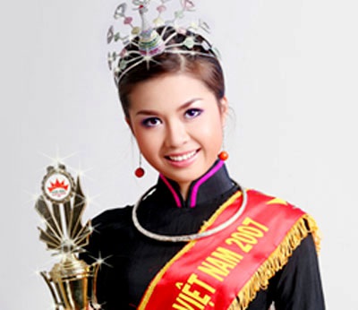 Hoa hậu Hoàng Nhung đã làm mẹ