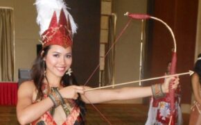 Hoàng My khoe trang phục dân tộc tại cuộc thi HHTG