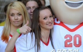 Thiếu nữ xinh đẹp tranh thủ làm thêm mùa Euro