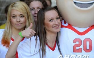 Thiếu nữ xinh đẹp tranh thủ làm thêm mùa Euro