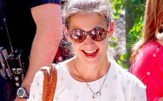 Katie Holmes được mời đóng kịch