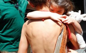 Katie Holmes khoe lưng trần khi đưa con đi bảo tàng