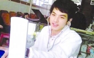 Thiếu nữ nô nức khám bệnh vì bác sĩ quá đẹp trai