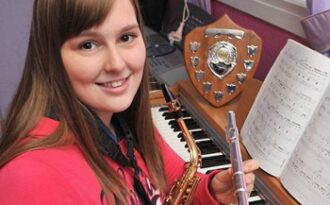 Không thể nghe, vẫn chơi giỏi 5 loại nhạc cụ