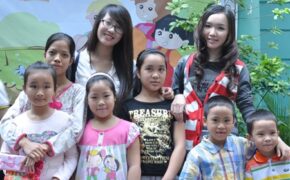 Thí sinh Miss Teen hòa mình cùng trẻ em Hữu Nghị