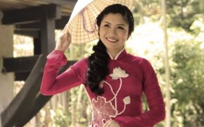 Nữ sinh ĐH Bắc Hà “má lúm” xinh tươi tại Chùa Một Cột