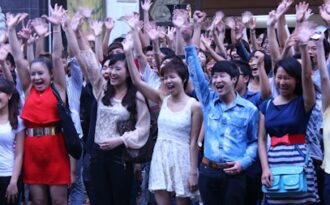 Thí sinh bế con đi thi Idol