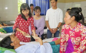 Người phụ nữ 2 lần chiến thắng “tử thần” mang bữa cơm tất niên đến bệnh nhân ung thư