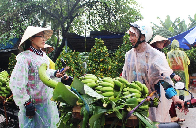 Cảnh mua bán nhộn nhịp từ sáng sớm và kéo dài đến trưa cùng ngày