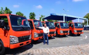 FUSO bàn giao 30 xe tải nhẹ cho khách hàng