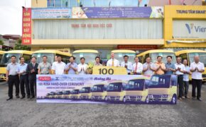 FUSO Việt Nam bàn giao lô xe buýt ROSA đầu tiên cho khách hàng