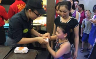 Giới trẻ Hà thành xếp hàng dài hào hứng chơi “oẳn tù tì”