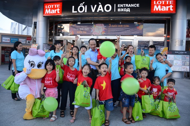 Các em nhỏ được thỏa sức vui chơi trong chương trình Chuyến đi mơ ước do LOTTE Mart Nha Trang tổ chức