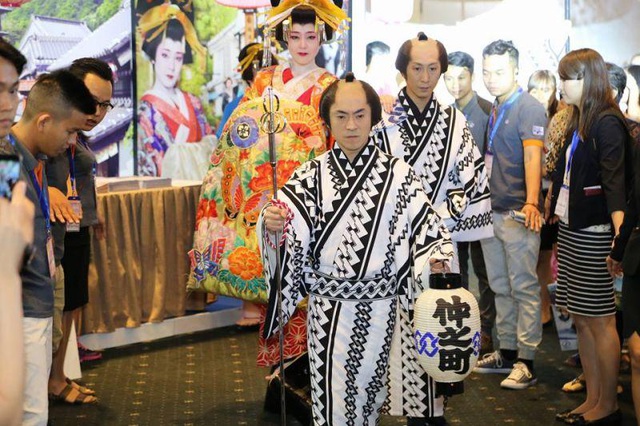 Nàng Oiran uyển chuyển bước đi trên đôi guốc Takageta lêu nghêu cao đến 40cm