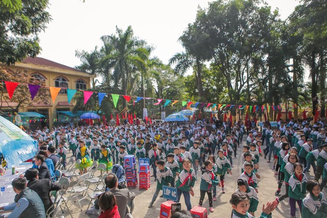 Các em học sinh tại trường tiểu học Nam Sơn 2, Xã Nam Sơn, Tỉnh Bắc Ninh cùng tham gia đồng diễn “Điệu nhảy rửa tay” - một hoạt động vui nhộn trong các lớp học tiết kiệm và bảo vệ nước sạch nằm trong chương trình “Mizuiku – Em yêu nước sạch”