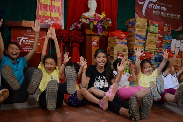 Các em nhỏ Làng trẻ em SOS Việt Trì hào hứng tham gia trò chơi trên sân khấu “Tết cho em - Phép màu cuộc sống”