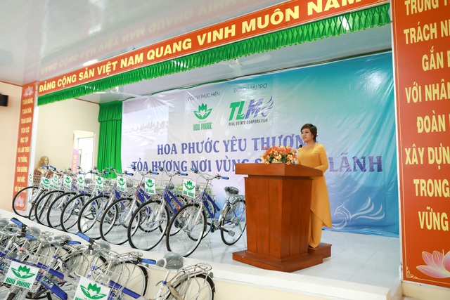 Chủ tịch HĐQT TLM Corporation Nguyễn Thị Thanh Tú chia sẻ khó khăn với bà con và các em học sinh vùng sâu huyện Cao Lãnh