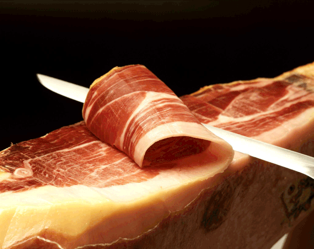 Thịt lợn Iberico khi ăn phải thái lát mỏng, đây được mệnh danh là loại thịt lợn đắt đỏ bậc nhất thế giới.