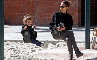 “Con gái tôi thích diện đồ của mẹ”