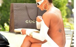 Huấn luyện viên thể dục gây sốc với đồ thiếu vải trên phố