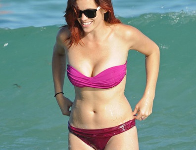 Cựu thành viên Pussycat Dolls khoe dáng gợi cảm trên biển