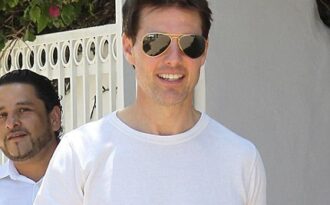 Tom Cruise mỉm cười sau những ngày “sóng gió”