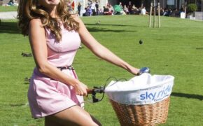 Kelly Brook diện váy siêu ngắn đi xe đạp