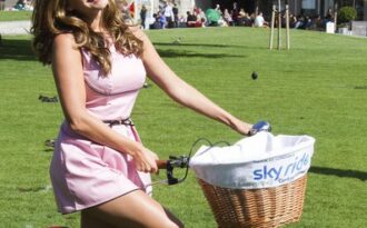 Kelly Brook diện váy siêu ngắn đi xe đạp