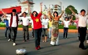 Áo dài Việt xuất hiện trong MV mới của Kelly Clarkson