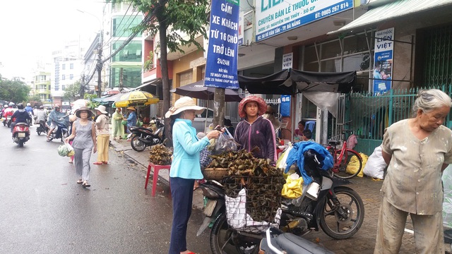 Lâu lâu mới có một người ghé mua