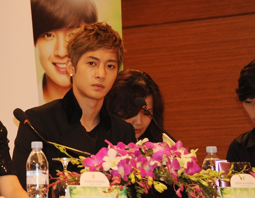 Hai chữ “thần tượng” sau khi Kim Hyun Joong đến Việt Nam  - 1