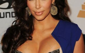 “Đã mắt” với váy “phô” vòng một của cô Kim