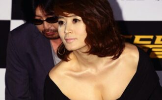 Kim Hye Soo gợi cảm trong “Những tên cướp thế kỷ” của Hàn