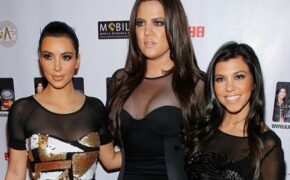 Chị em cô Kim diện “đồng phục” váy voan gợi cảm