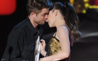 Khoảnh khắc đẹp trong 4 năm hò hẹn của cặp tình nhân “Chạng vạng”