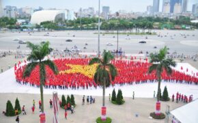 Ngoạn mục 4.000 bạn trẻ tạo kỷ lục với giọt máu khổng lồ