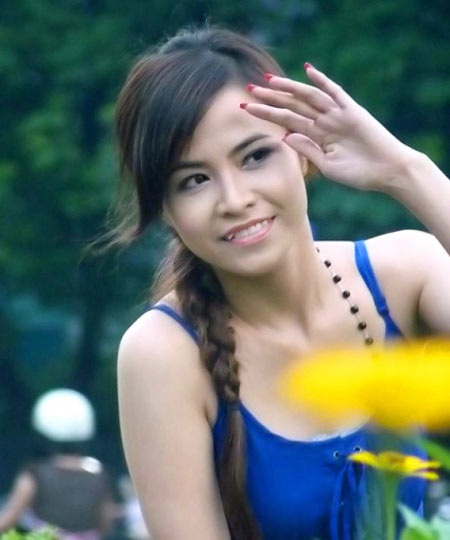 Á khoa Thu Hằng - “răng khểnh” hát hay - 4