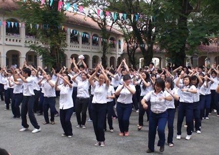 Teen Lê Hồng Phong nhảy flashmob hoành tráng thay lời chia tay