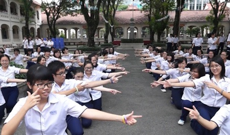 Teen Lê Hồng Phong nhảy flashmob hoành tráng thay lời chia tay